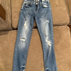 KanCan women’s size 7 / size 27 Light Blue Distressed Skinny Jeans